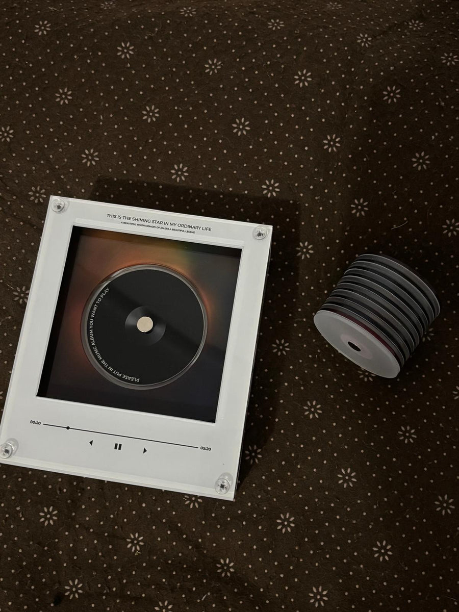 Nami Loop con su colección de discos en una habitación